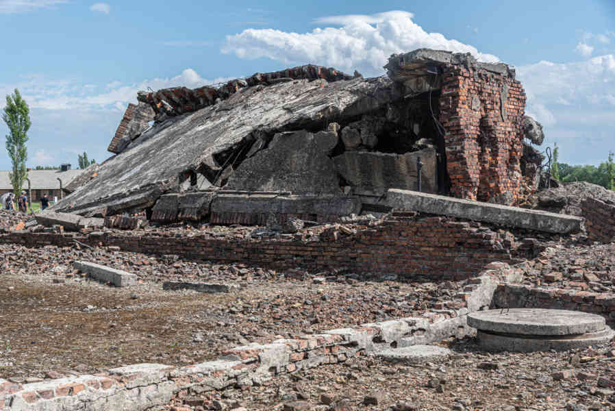 Polonia 078 - Auschwitz ll-Birkenau - crematorios destruidos.jpg